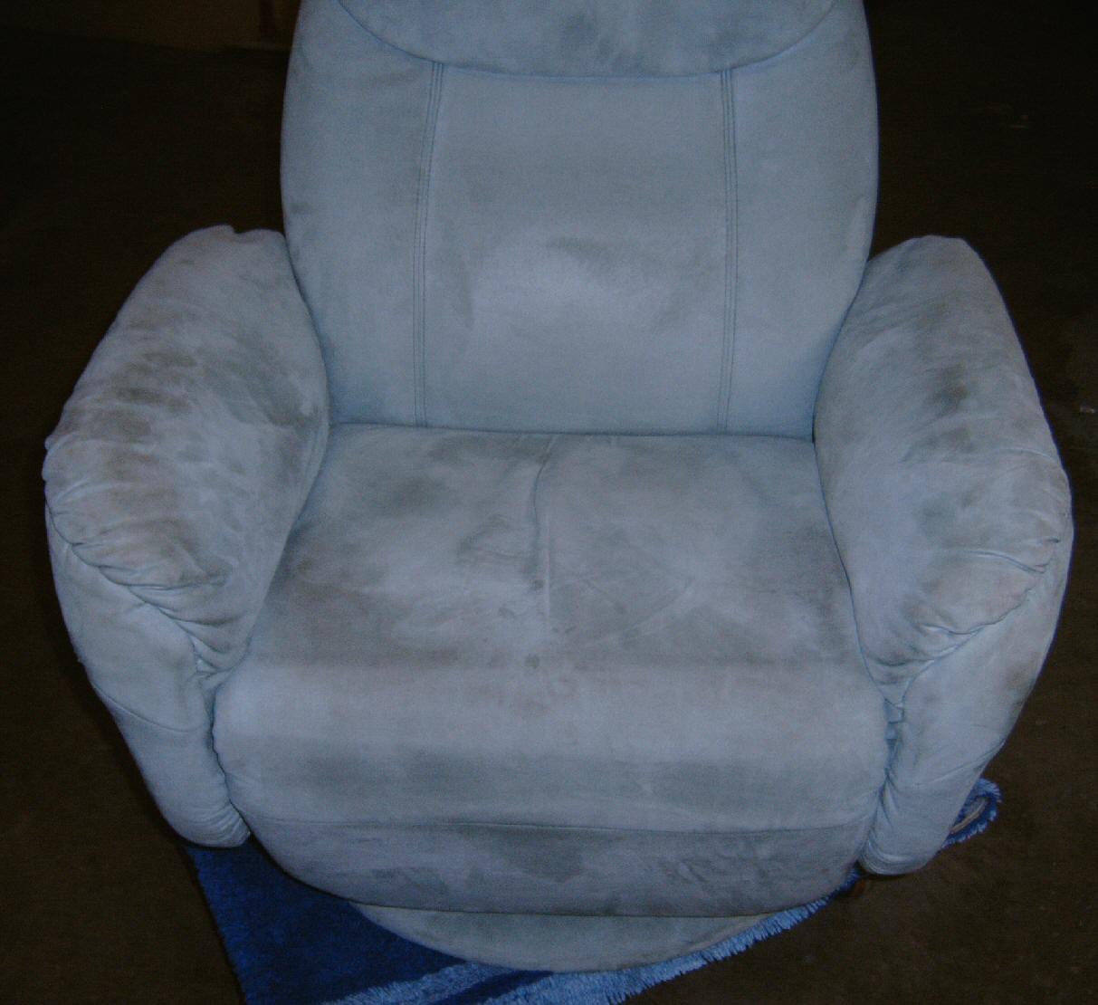 Polsterreinigung vorher: schmutziger Sessel frontal
